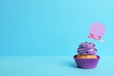 tablo üzerinde leziz cupcake 