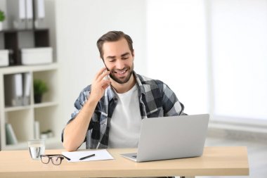 dizüstü bilgisayar ile çekici bir adam