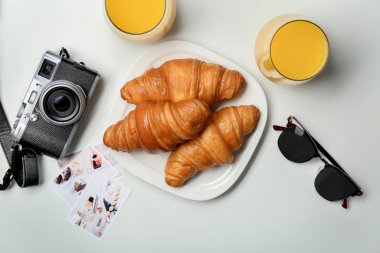 tabak ay çöreği ve kamera 