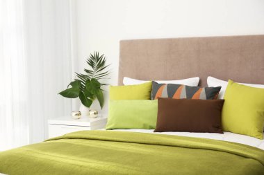 rahat bir yatak yastık ile