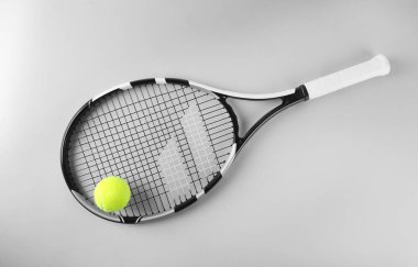 tenis raketi ve top