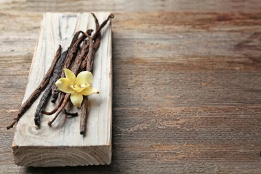 Vanilya çubukları ve çiçek