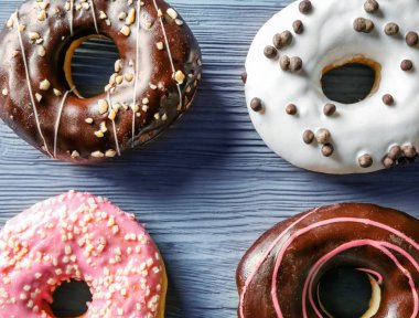 Tahta masada lezzetli çörekler.