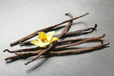 Vanilya çubukları ve çiçek