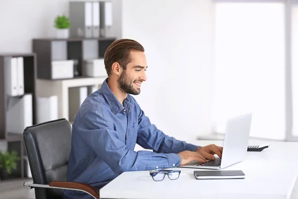 Attraktiver Mann mit Laptop — Stockfoto