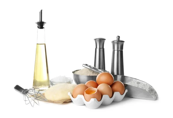 Ingredientes para massa e utensílios de cozinha — Fotografia de Stock