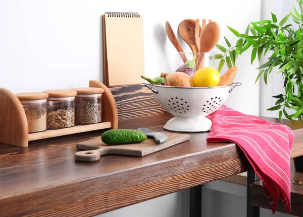 Kevgir ile sebze mutfakta — Stok fotoğraf