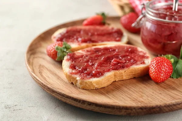 Strawberry jam and bread — Stock Photo, Image