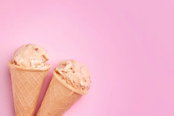 카라멜 아이스크림 와플 콘 — 스톡 사진