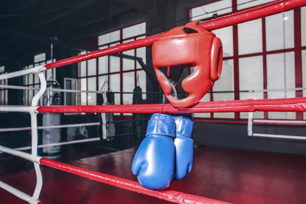 Luvas de boxe e chapéus em cordas de anel no ginásio — Fotografia de Stock