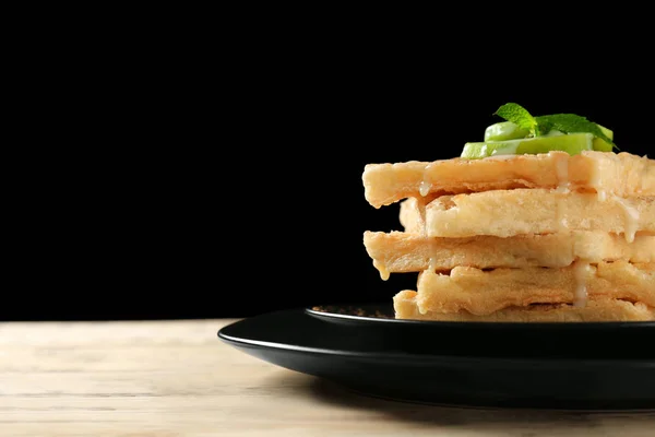 Plaat met heerlijke kaneel wafels — Stockfoto