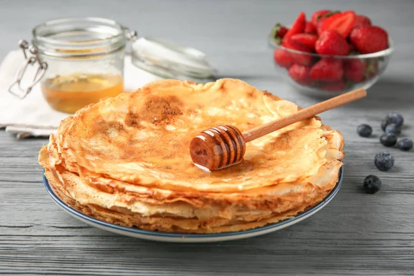 Delicious thin pancakes — Stock Photo, Image