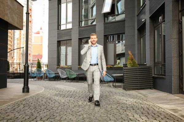 Uomo attraente in abito formale sulla strada della città — Foto Stock
