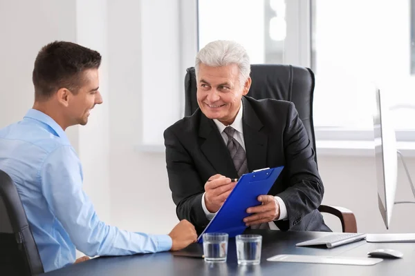 Hombre consultoría cliente — Foto de Stock