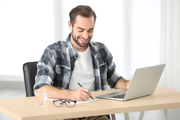 Attraktiver Mann mit Laptop — Stockfoto