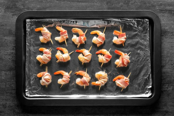 Shrimps wrapped in bacon — Stock Photo, Image