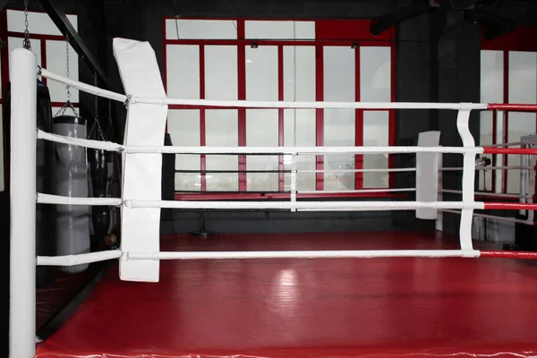Боксерське кільце в спортзалі — стокове фото