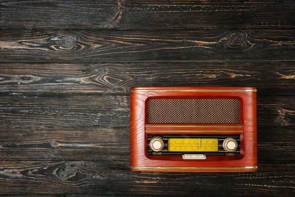 Radio retro na podłoże drewniane — Zdjęcie stockowe