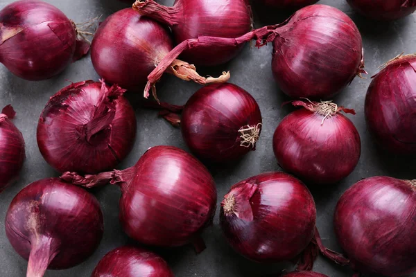 Rote Zwiebeln auf dem Tisch — Stockfoto