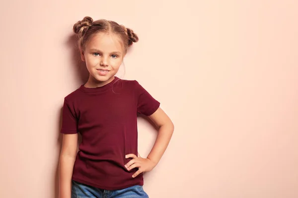 Маленькая модная девушка — стоковое фото