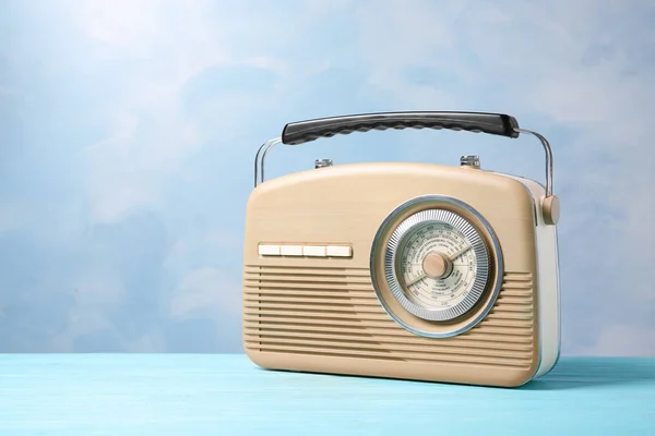 Ретро-радио на цветном фоне — стоковое фото