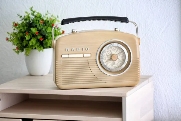 Retro radio op tafel op kamer — Stockfoto