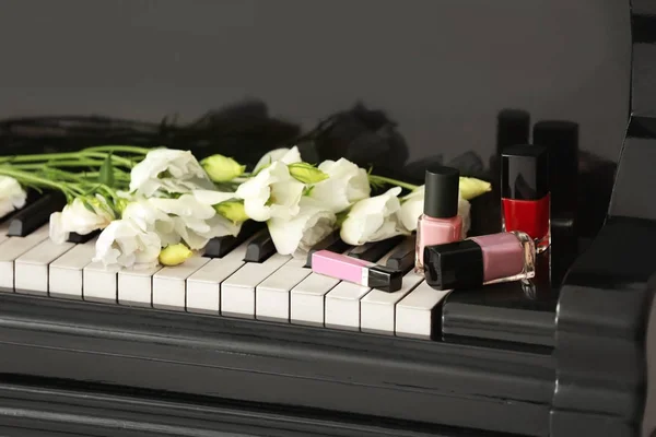 Nagellack auf dem Klavier — Stockfoto