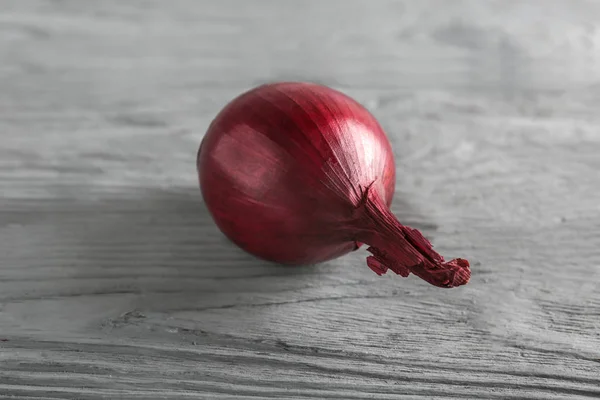 Cebolla roja sobre mesa de madera —  Fotos de Stock