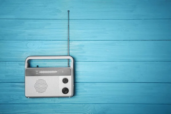 Retro radio op houten achtergrond — Stockfoto