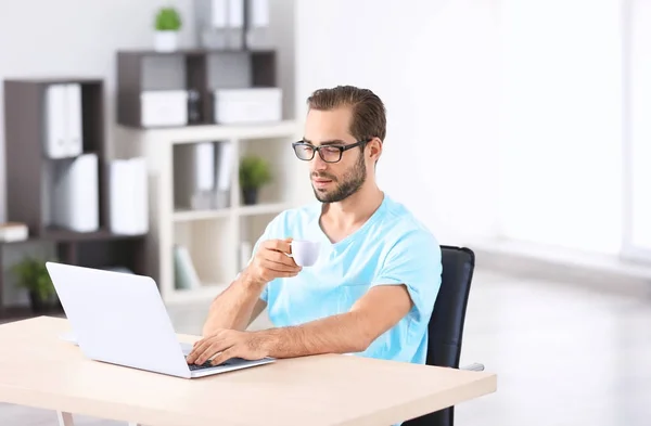 Homem atraente com laptop — Fotografia de Stock