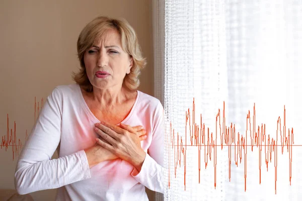 Mujer madura que sufre de un ataque al corazón en casa —  Fotos de Stock
