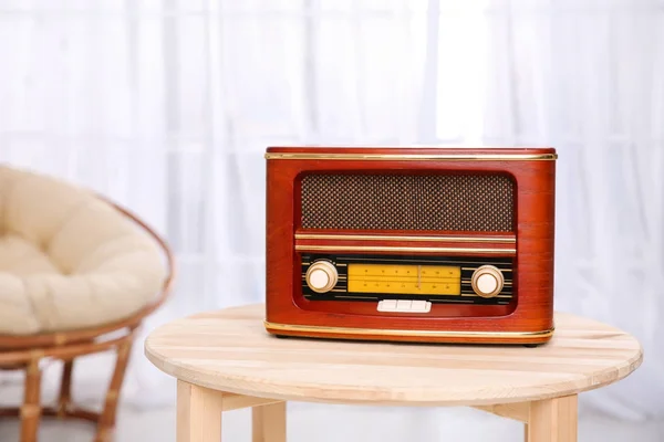Stylowe radio na stole w pokoju — Zdjęcie stockowe