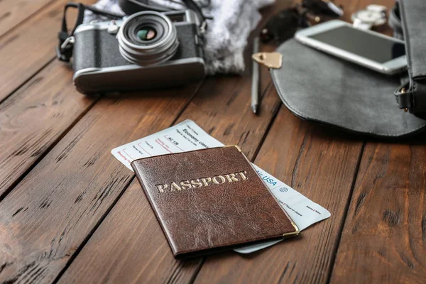 Passeport et billet sur la table — Photo