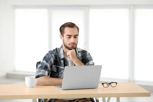 Homem atraente com laptop — Fotografia de Stock