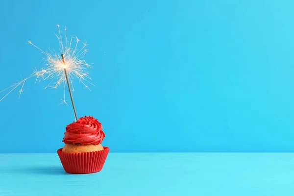 Sabroso cupcake con espumoso en la mesa — Foto de Stock