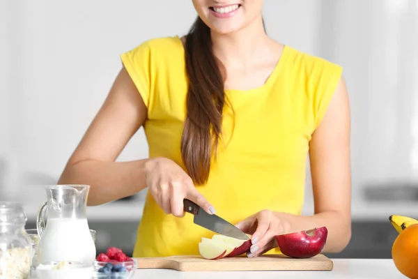 Woman cutting apple — Stock Photo, Image
