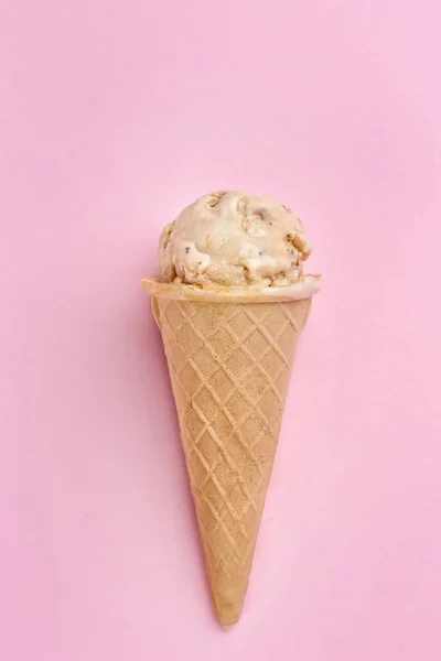 Wafel kegel met karamel ijs — Stockfoto