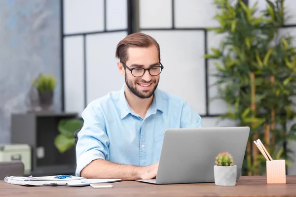 Junger Mann benutzt Laptop — Stockfoto