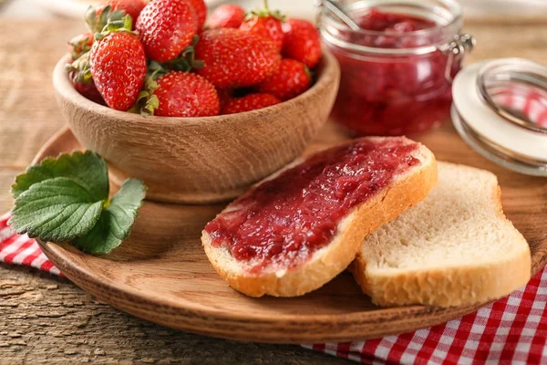 Strawberry jam en brood — Stockfoto