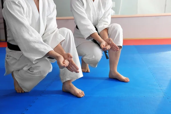 Junge Männer und Frauen praktizieren Karate im Dojo — Stockfoto