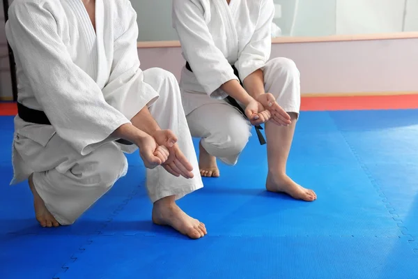 Młody mężczyzna i kobieta ćwiczyć karate w dojo — Zdjęcie stockowe