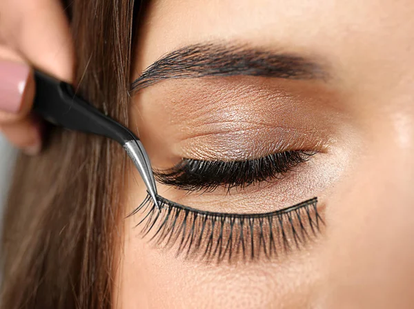 kirpik uzatma yordamı geçiren kadın