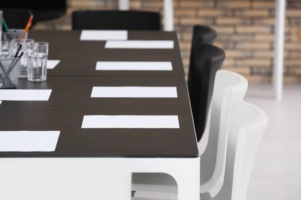 Stora bord med pappersark, inomhus — Stockfoto