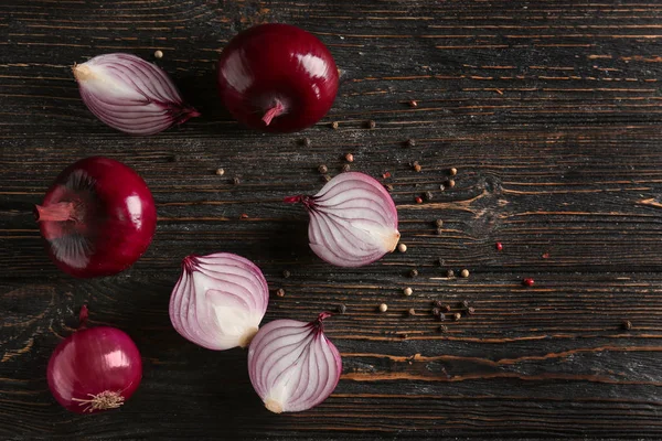 Rote Zwiebel auf hölzernem Hintergrund — Stockfoto