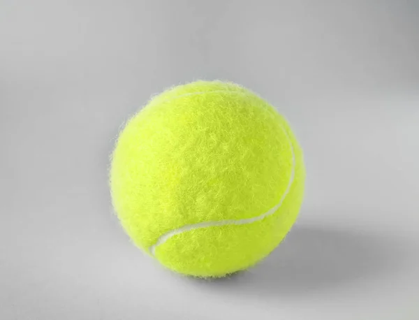 Один теннисный мяч — стоковое фото