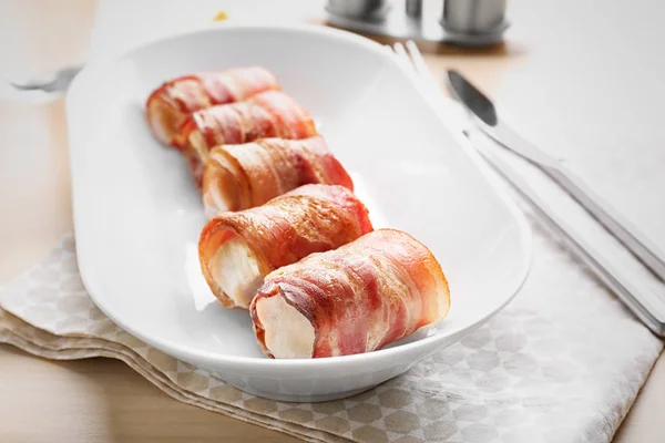 Pépites de poulet enveloppées de bacon — Photo