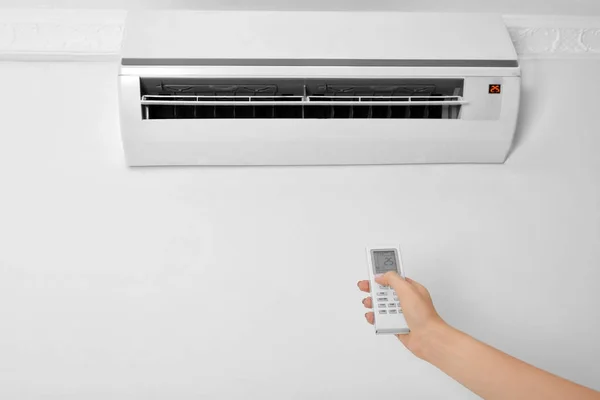 Controle remoto apontando para ar condicionado — Fotografia de Stock