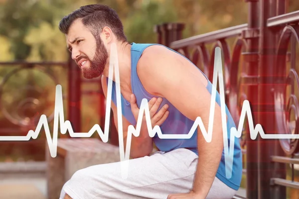 Hombre que sufre de un ataque al corazón al aire libre —  Fotos de Stock