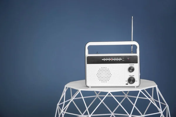 Stijlvolle radio op de achtergrond kleur — Stockfoto