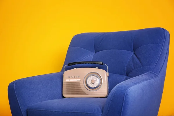 Fauteuil met stijlvolle radio — Stockfoto